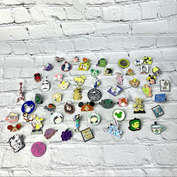 5/25$ 🏰  Disney green Hulk Pin - Picture 6 of 6